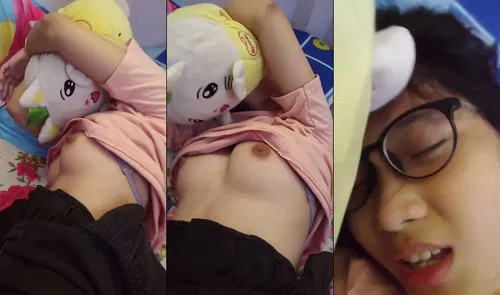 Poster of Bé nữ sinh kính cận mới lớn lúc đầu em còn ngại ngùng