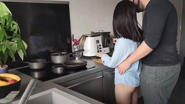 Poster of Đang nấu ăn cô em mông to bị đụ