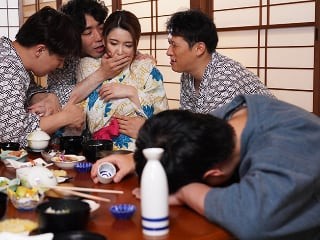 Poster of Đưa vợ đi suối nước nóng, chồng không biết vợ bị người khác địt sấp mặt