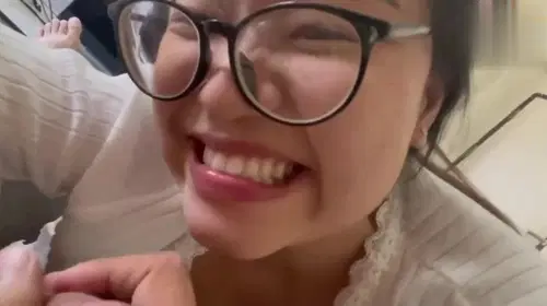 Poster of Em gái kính cận với cặp mông cực phẩm chơi xong em liếm không rớt giọt tinh nào