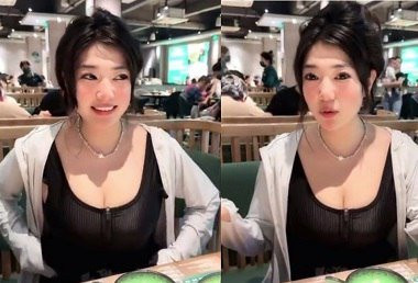 Poster of Gặp em gái đang ăn lại thích vạch vú ra khoe