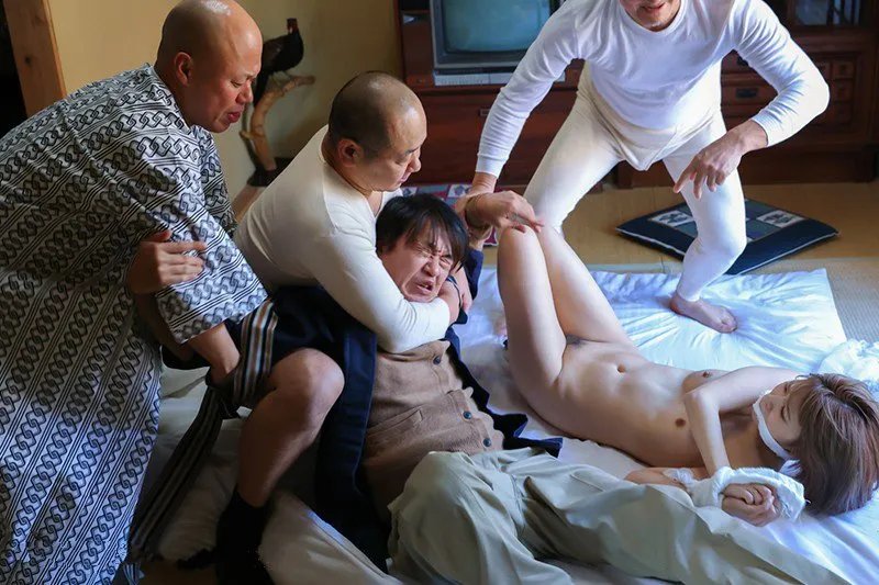 Poster of ông xã nhìn người vợ bị những tên tù vượt ngục cưỡng hiếp