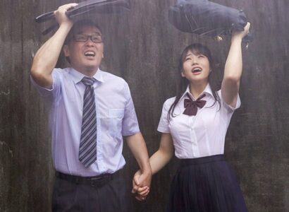 Poster of Thầy giáo dẫn cô học trò về nhà trú mưa và sưởi ấm cho cô bé bằng…